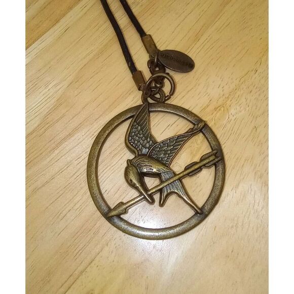 No Brand Jewelry - Hunger games. Lions gate necklace & pendant